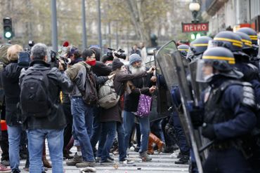 Les forces de l'ordre françaises ont eu recours dimanche à Paris à du gaz lacrymogène pour contenir plusieurs centaines de manifestants. Les forces de l'ordre françaises ont eu recours dimanche à Paris à du gaz lacrymogène pour contenir plusieurs centaines de manifestants.