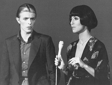 David Bowie en compagnie de Cher en 1975 David Bowie en compagnie de Cher en 1975