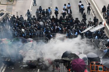 Hong Kong: affrontements entre police et manifestants qui tentent d'atteindre le Parlement Hong Kong: affrontements entre police et manifestants qui tentent d'atteindre le Parlement