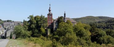 Perchée sur un pic rocheux, Vierves-sur-Viroin est une bourgade à plusieurs étages mais sans ascenseur... Il en faut du mollet pour monter au château ! Perchée sur un pic rocheux, Vierves-sur-Viroin est une bourgade à plusieurs étages mais sans ascenseur... Il en faut du mollet pour monter au château !