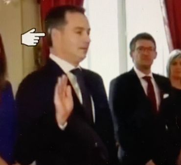 Quelques cheveux blancs derrière l'oreille du Premier ministre. Quelques cheveux blancs derrière l'oreille du Premier ministre.