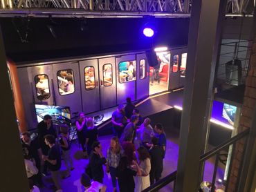 Une rame de métro reconstituée fait partie du décor de "Media Z" dans les locaux de la RTBF à Bruxelles. Une rame de métro reconstituée fait partie du décor de "Media Z" dans les locaux de la RTBF à Bruxelles.
