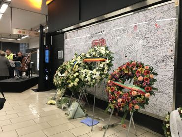 Au terme de cet hommage, ponctué par un morceau de violoncelle, Charles Michel, Rudi Vervoort et Philippe Close ont chacun déposé une couronne de fleurs sans faire de déclarations. Au terme de cet hommage, ponctué par un morceau de violoncelle, Charles Michel, Rudi Vervoort et Philippe Close ont chacun déposé une couronne de fleurs sans faire de déclarations.