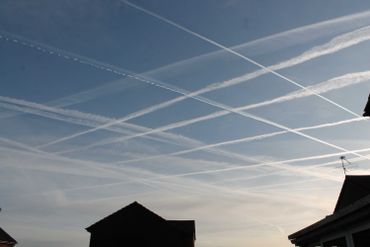 Trace des avions laissées dans un ciel d'Angleterre Trace des avions laissées dans un ciel d'Angleterre