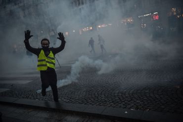 À Paris, 8 000 gendarmes et policiers ont appliqué une nouvelle stratégie pour limiter les débordements. À Paris, 8 000 gendarmes et policiers ont appliqué une nouvelle stratégie pour limiter les débordements.