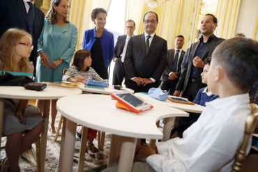 Le matériel nécessaire à l’e-education (présentée ici par des enfants à l’Elysée) fait partie des projets rendus publics en septembre dernier. Le matériel nécessaire à l’e-education (présentée ici par des enfants à l’Elysée) fait partie des projets rendus publics en septembre dernier.