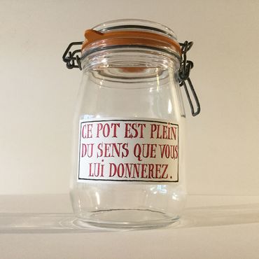 Un "Petit Musée Temporaire de la Grande Droguerie Poétique" Un "Petit Musée Temporaire de la Grande Droguerie Poétique"
