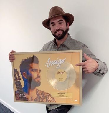 Le Disque d'Or de Kendji Girac vendu aux enchères pour Viva for Life Le Disque d'Or de Kendji Girac vendu aux enchères pour Viva for Life