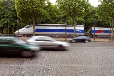 TGV à "contre-sens" sur les Champs-Elysées (dans le cadre d'une exposition", en 2003 TGV à "contre-sens" sur les Champs-Elysées (dans le cadre d'une exposition", en 2003
