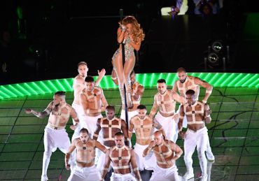 Jennifer Lopez en mode pole dance lors du Super Bowl remporté par les Chiefs de Kansas City. Jennifer Lopez en mode pole dance lors du Super Bowl remporté par les Chiefs de Kansas City.