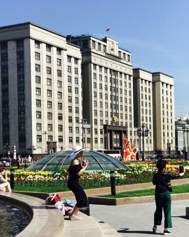 Deux touristes se prennent en photo devant la Douma d'Etat. Pour la fédération de Russie, on parle plus précisément de Doula d'Etat, pour différencier des Doumas régionale. Le terme douma vient du verbe russe "doumat" qui signifie penser. Deux touristes se prennent en photo devant la Douma d'Etat. Pour la fédération de Russie, on parle plus précisément de Doula d'Etat, pour différencier des Doumas régionale. Le terme douma vient du verbe russe "doumat" qui signifie penser.