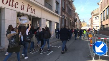 800 élèves se sont rassemblés pour sensibiliser au réchauffement climatique. 800 élèves se sont rassemblés pour sensibiliser au réchauffement climatique.