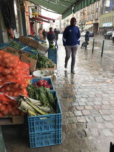 Les épiceries africaines sont nombreuses dans le quartier. Les épiceries africaines sont nombreuses dans le quartier.