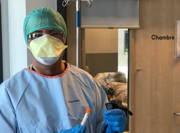 Christian Tarta Radu, médecin urgentiste au CHC de Liège, va pratiquer un test de dépistage du Coronavirus SARS-CoV2 sur un patient qui présente des symptômes suspects. Christian Tarta Radu, médecin urgentiste au CHC de Liège, va pratiquer un test de dépistage du Coronavirus SARS-CoV2 sur un patient qui présente des symptômes suspects.
