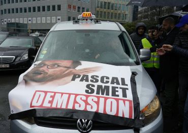 Les chauffeurs de taxis réclament la démission de Pascal Smet. Les chauffeurs de taxis réclament la démission de Pascal Smet.