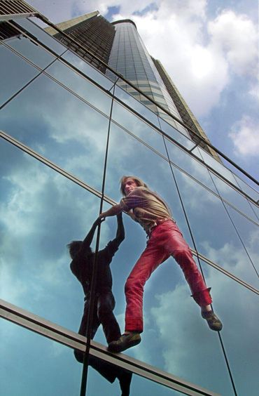 Alain Robert escalade de Wisma BNI, à Jakarta, en 2002. 162 mètres d'ascension à mains nues. Alain Robert escalade de Wisma BNI, à Jakarta, en 2002. 162 mètres d'ascension à mains nues.
