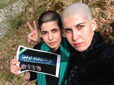 Samane et sa soeur Asie, indiquent sur Facebook qu'elles soutiennent les prisonniers par ce cliché Samane et sa soeur Asie, indiquent sur Facebook qu'elles soutiennent les prisonniers par ce cliché