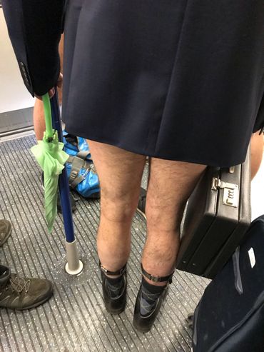 Un participant de la "no trousers tube ride" à Londres, le 12 janvier 2020. Un participant de la "no trousers tube ride" à Londres, le 12 janvier 2020.