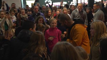 Slimane surprend des passants dans un centre commercial Slimane surprend des passants dans un centre commercial