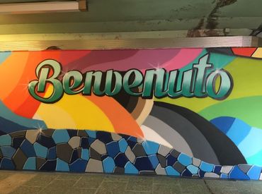 Le lieu a bien changé avec cette immense fresque multicolore nous souhaitant la bienvenue en plusieurs langues. Le lieu a bien changé avec cette immense fresque multicolore nous souhaitant la bienvenue en plusieurs langues.