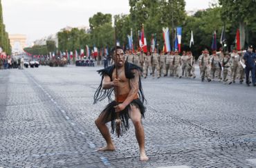 Défilé du 14 juillet en France: des maoris parmi les 3 000 soldats du défilé Défilé du 14 juillet en France: des maoris parmi les 3 000 soldats du défilé