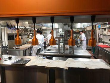 La nouvelle cuisine ouverte sur la salle La nouvelle cuisine ouverte sur la salle