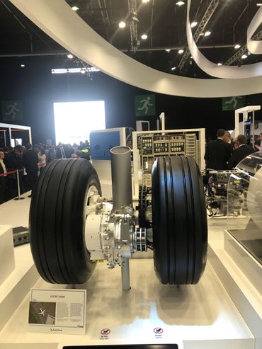 "L’idée est donc d’utiliser un moteur électrique dans les roues de l’avion, de la même manière qu’il y a des moteurs électriques dans certaines voitures" "L’idée est donc d’utiliser un moteur électrique dans les roues de l’avion, de la même manière qu’il y a des moteurs électriques dans certaines voitures"