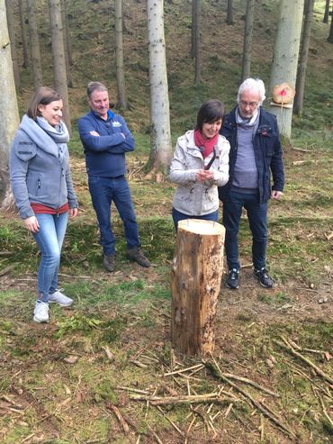 Les Ambassadrices sur les traces du Champion de bûcheronnage ... Les Ambassadrices sur les traces du Champion de bûcheronnage ...