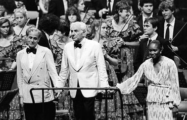 Photo prise le 07 août 1985 à Hiroshima de Léonard Bernstein (centre) au côté de la chanteuse américaine Barbara Hendrix, à la fin d'un concert Photo prise le 07 août 1985 à Hiroshima de Léonard Bernstein (centre) au côté de la chanteuse américaine Barbara Hendrix, à la fin d'un concert