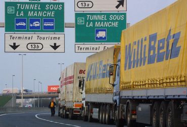 Grève des douaniers au terminal fret du tunnel sous-la-Manche (côté français), le 10 avril 2002 Grève des douaniers au terminal fret du tunnel sous-la-Manche (côté français), le 10 avril 2002