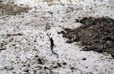 un homme de la tribu Sentinelle pointe son arc et ses flèches sur un hélicoptère des garde-côtes indiens alors qu'il survole l'île Sentinelle Nord, dans les îles Andaman, au lendemain du tsunami de 2004 dans l'océan Indien. un homme de la tribu Sentinelle pointe son arc et ses flèches sur un hélicoptère des garde-côtes indiens alors qu'il survole l'île Sentinelle Nord, dans les îles Andaman, au lendemain du tsunami de 2004 dans l'océan Indien.