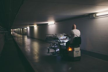 Emmené par un brancardier de l’unité Covid-19 où il est décédé, un patient effectue son dernier voyage jusqu’à la morgue. Emmené par un brancardier de l’unité Covid-19 où il est décédé, un patient effectue son dernier voyage jusqu’à la morgue.