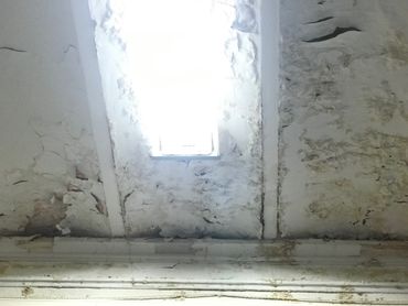 Deux néons fixés dans un plafond gorgé d'eau situé au première étage du palais de justice Deux néons fixés dans un plafond gorgé d'eau situé au première étage du palais de justice