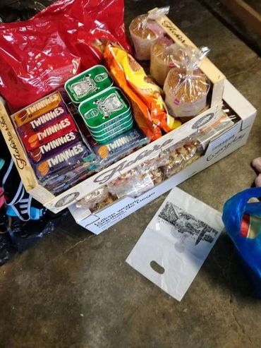 Gaufres, biscuits, pâtes, boîtes de sardines... toutes les denrées non périssables récoltées sont entassées dans des caisses et puis, direction Calais! Gaufres, biscuits, pâtes, boîtes de sardines... toutes les denrées non périssables récoltées sont entassées dans des caisses et puis, direction Calais!