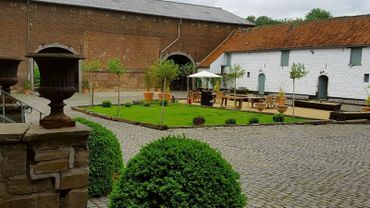 Magnifiquement conservée, la propriété est datée, pour les parties les plus anciennes, du 17e siècle. Elle se compose d’un corps de logis en briques et encadrement de pierre, et de plusieurs dépendances Magnifiquement conservée, la propriété est datée, pour les parties les plus anciennes, du 17e siècle. Elle se compose d’un corps de logis en briques et encadrement de pierre, et de plusieurs dépendances