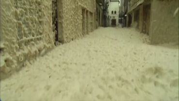 Espagne: une épaisse couche d'écume recouvre les rues de Tossa de Mar (vidéo) Espagne: une épaisse couche d'écume recouvre les rues de Tossa de Mar (vidéo)