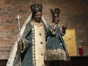 Une des tenues retrouvées a été replacée sur cette statue de la Vierge, datant du 18ème Une des tenues retrouvées a été replacée sur cette statue de la Vierge, datant du 18ème