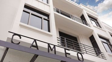 Au cœur du quartier des Carmes, la blanche façade Art déco du cinéma Caméo est bien connue des Namurois. Au cœur du quartier des Carmes, la blanche façade Art déco du cinéma Caméo est bien connue des Namurois.
