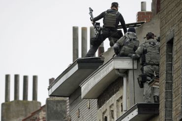 Les forces de l'ordre en action à Molenbeek Saint-Jean. Les forces de l'ordre en action à Molenbeek Saint-Jean.