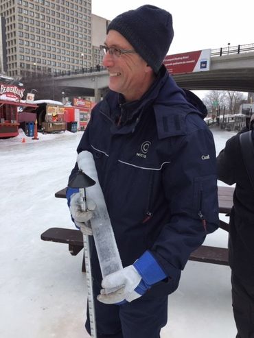 Le morceau de glace récolté fait 57 cm de haut, c’est tout à fait satisfaisant. L’équipe de la CCN, en charge de la patinoire, a développé une grande expertise en gestion de la glace. Le morceau de glace récolté fait 57 cm de haut, c’est tout à fait satisfaisant. L’équipe de la CCN, en charge de la patinoire, a développé une grande expertise en gestion de la glace.
