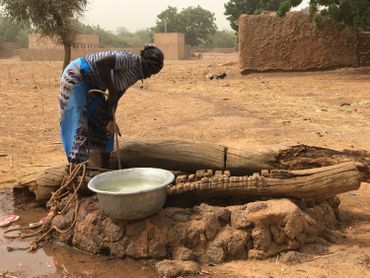Les femmes sont à pied d’œuvre : elles sèment, elles récoltent, vont chercher l’eau du puis, pilent le petit mil, préparent à manger, font du petit commerce… Les femmes sont à pied d’œuvre : elles sèment, elles récoltent, vont chercher l’eau du puis, pilent le petit mil, préparent à manger, font du petit commerce…