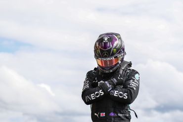 Lewis Hamilton croise les bras, en mémoire du Chadwick Boseman, sur le circuit de Spa-Francorchamps Lewis Hamilton croise les bras, en mémoire du Chadwick Boseman, sur le circuit de Spa-Francorchamps