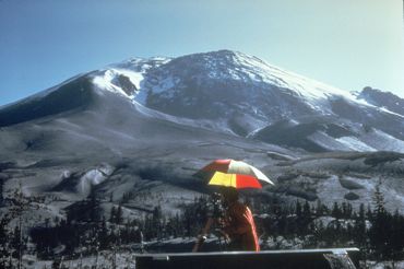 L'excroissance de 135 mètres de haut qui s'est créée sur le flanc nord du Mont Saint Helens telle qu'elle se présente le 27 avril 1980. L'excroissance de 135 mètres de haut qui s'est créée sur le flanc nord du Mont Saint Helens telle qu'elle se présente le 27 avril 1980.