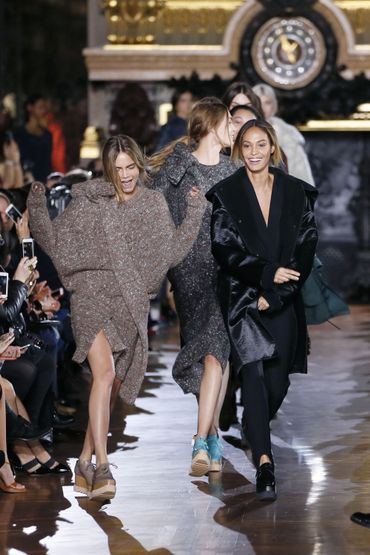 Cara Delevingne et Joan Smalls présentent les créations de Stella McCartney. Cara Delevingne et Joan Smalls présentent les créations de Stella McCartney.