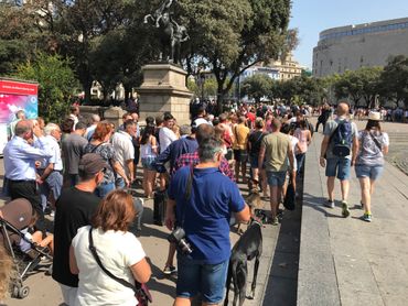 Les habitants de Barcelone affluaient vendredi matin sur les lieux de la minute de silence prévue à midi. Les habitants de Barcelone affluaient vendredi matin sur les lieux de la minute de silence prévue à midi.