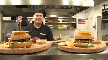 Un restaurateur a misé sur le "burger présidentiel", surmonté d’une croûte de fromage jaune et d’un drapeau américain. Un restaurateur a misé sur le "burger présidentiel", surmonté d’une croûte de fromage jaune et d’un drapeau américain.