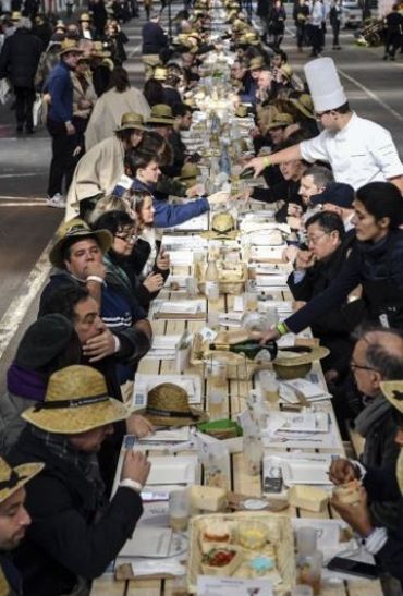 En mars dernier, pour ses 50 ans, le marché international de Rungis a relevé le défi d'installer la plus longue table de pique-nique du monde En mars dernier, pour ses 50 ans, le marché international de Rungis a relevé le défi d'installer la plus longue table de pique-nique du monde