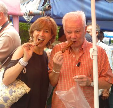 Jacques Careuil et Marie-Hélène Vanderborght dégustent des coeurs de poulet Jacques Careuil et Marie-Hélène Vanderborght dégustent des coeurs de poulet