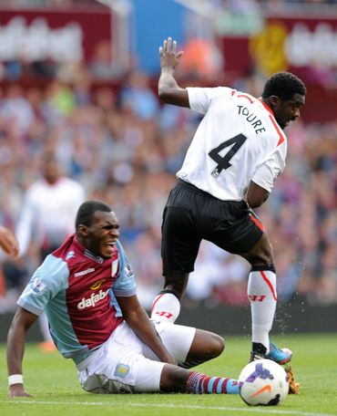 Benteke au duel avec Touré Benteke au duel avec Touré