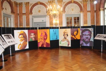 A côté du travail sur l'époque coloniale, les élèves de troisième secondaire ont réalisé des portrait de grandes figures noires A côté du travail sur l'époque coloniale, les élèves de troisième secondaire ont réalisé des portrait de grandes figures noires